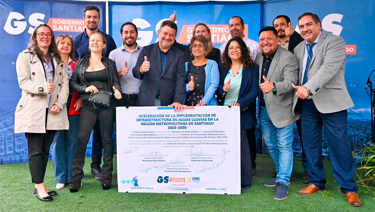 Ministra Jessica López, Gobernador Claudio Orrego y Alcalde Tomás Vodanovic en la firma del convenio de infraestructura hídrica para la RM.