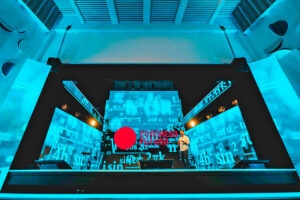 Expositor internacional frente a una audiencia masiva durante la edición anterior de Congreso Futuro, el encuentro de divulgación científica más importante de Latinoamérica.