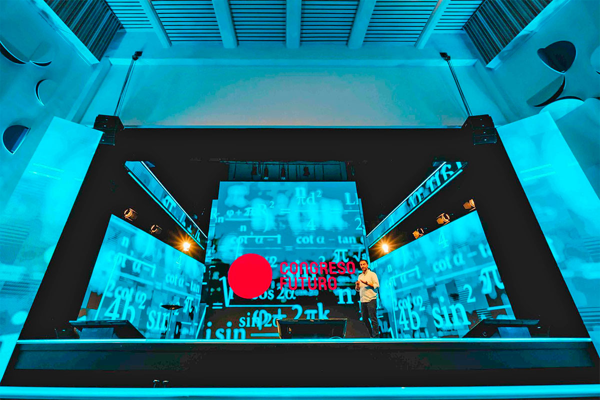 Expositor internacional frente a una audiencia masiva durante la edición anterior de Congreso Futuro, el encuentro de divulgación científica más importante de Latinoamérica.