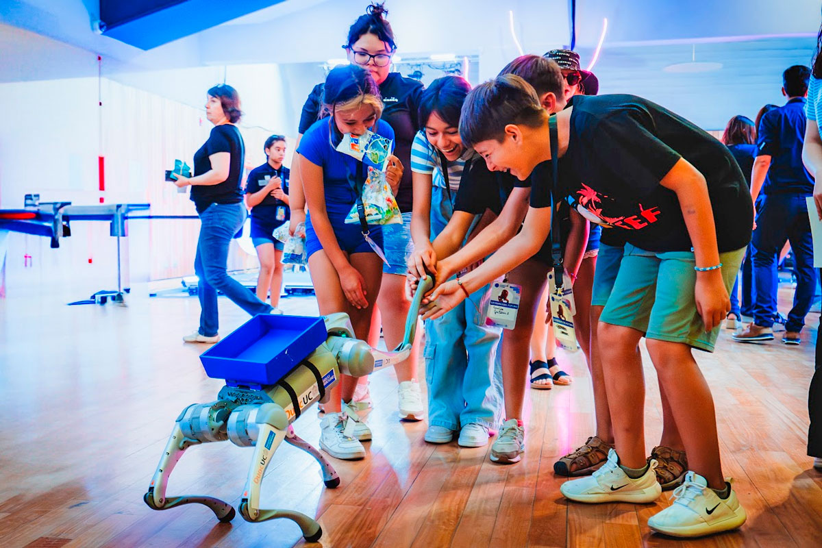 Congreso Futuro 2026: Todo lo que debes saber sobre la edición que celebra 15 años de ciencia y pensamiento 2 Público e investigadores participando en actividades interactivas y ferias de innovación de Congreso Futuro, evento que en 2026 celebra 15 años de historia.
