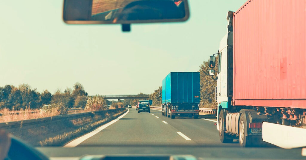 Camiones en autopista